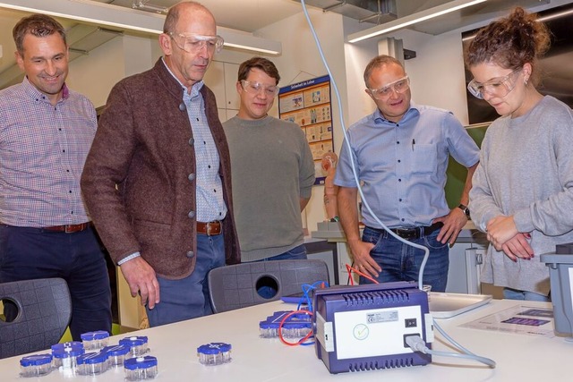 Bei den Experimenten mit dabei (von li...er und Chemielehrerin  Bettina Bhler.  | Foto: Wilfried Dieckmann