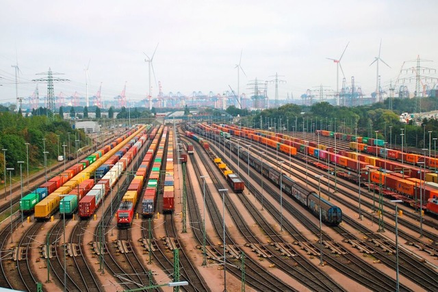 Der Hafenbahnhof Hamburg-Altenwerder i...chts die Autobahn nach Sden zu sehen.  | Foto: Rolf Reimann