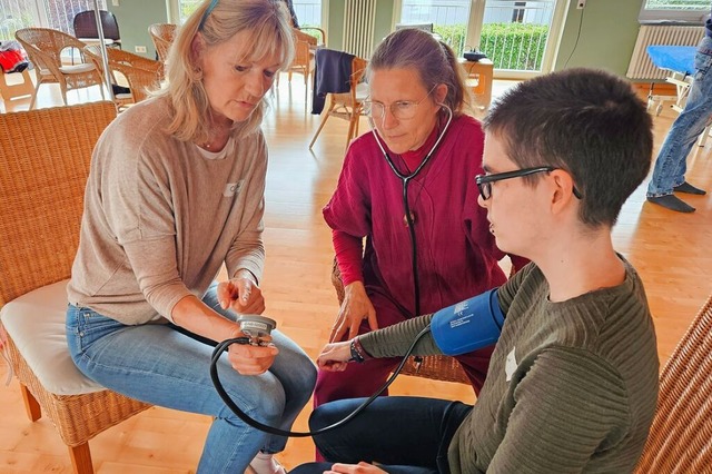 Wichtige Standard-Manahmen fr die He...ck messen wurden beim Praxistag gebt.  | Foto: Malteser Hilfsdienst