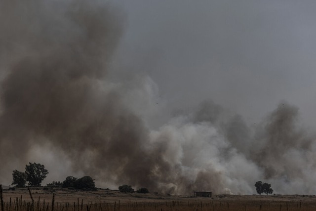 Israel, Golan: Ein Blick auf einen Bra...m Libanon auf Israel verursacht wurde.  | Foto: Ilia Yefimovich (dpa)