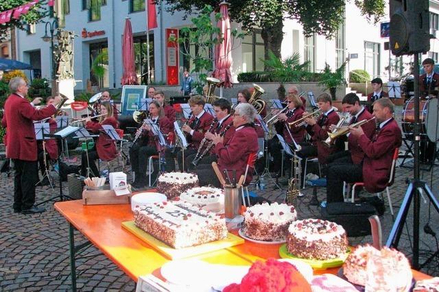 Fr den Naturpark Schwarzwald gab's in Todtnau Schwarzwlder Kirsch zum Geburtstag