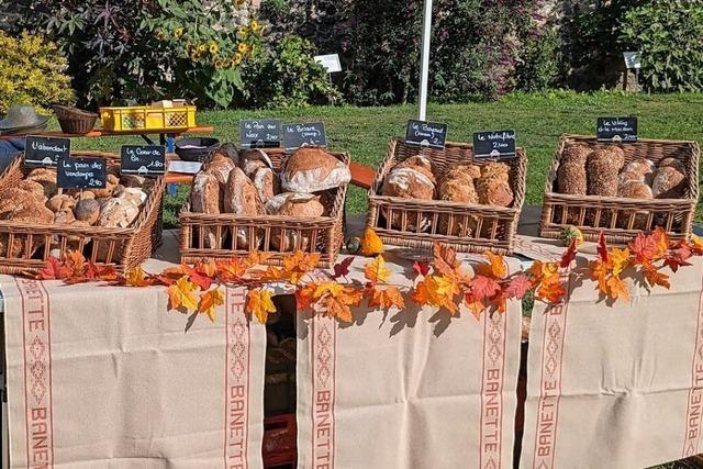 Duftendes Brot und leckere Croissants locken in den Franziskaner Klostergarten in Breisach