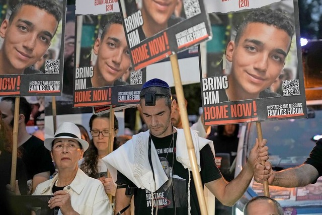 Menschen protestieren am Jahrestag des Angriffs auf Israel.  | Foto: Mahmoud Illean (dpa)