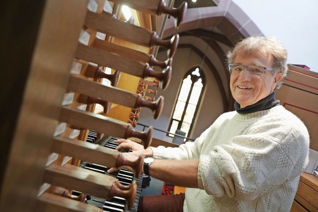 Hermann Feist im Januar 2022 an der Orgel der Lahrer Stiftskirche  | Foto: Christoph Breithaupt