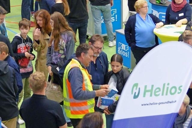 Welcher Beruf passt zu mir? Auf der Job-Start-Brse kommen Berufseinsteiger mit alten Hasen ins Gesprch