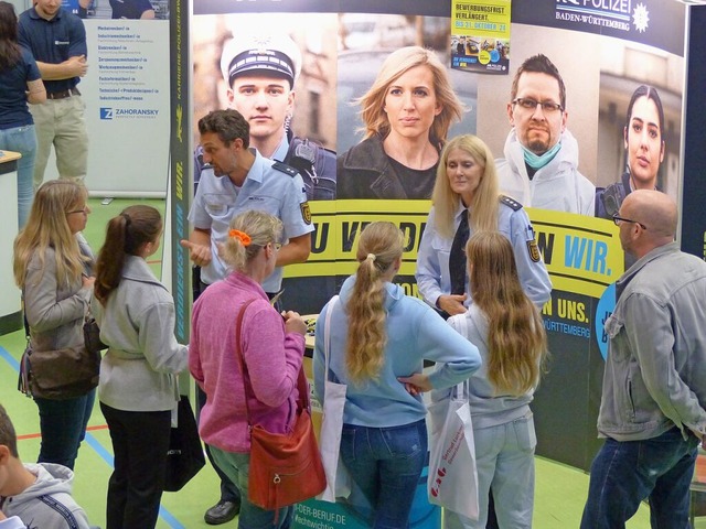 Zwei Tage lang konnten Schlerinnen un...Fett>itutionen wie der Polizei kommen.  | Foto: Dirk Sattelberger