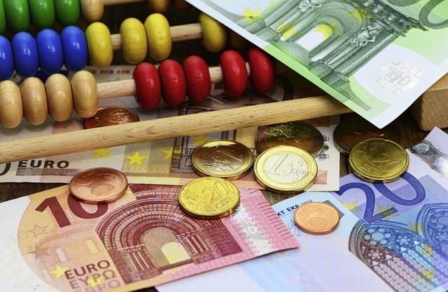 Die Stadt Lrrach hat 2022 mehr Geld e...s kommt in den Ortschaftsrten gut an.  | Foto: photocrew  (stock.adobe.com)