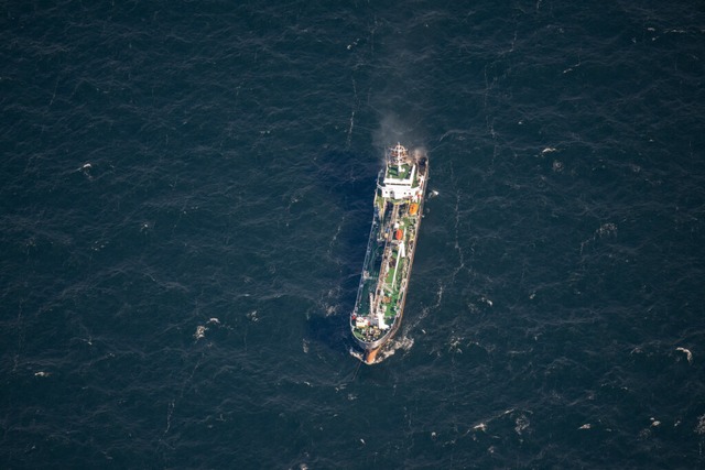 Der 73 Meter lange l- und Chemikalien...&#8220; geriet in der Ostsee in Brand.  | Foto: Hannes P Albert/dpa