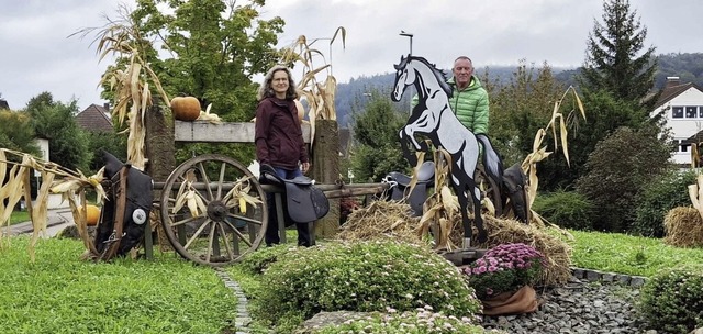 Stefanie Ohnemus und Andreas Lemke von...m Ortseingang  entsprechend dekoriert.  | Foto: Ulrike Hiller