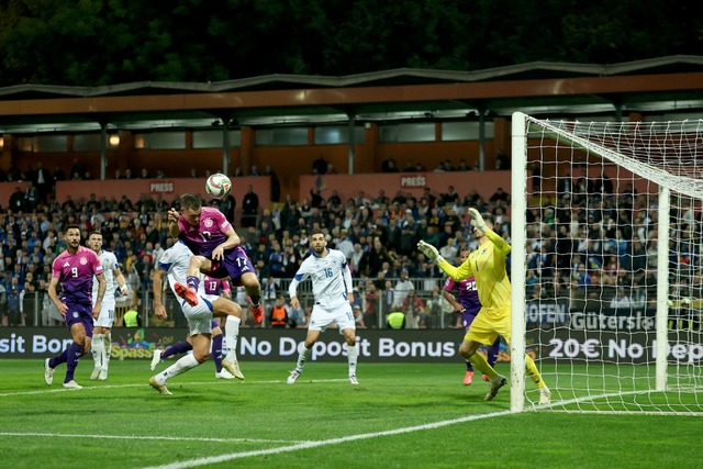 Seltenes Erlebnis: Florian Wirtz (M) gegen Bosnien bei einer Kopfballchance.  | Foto: Christian Charisius/dpa