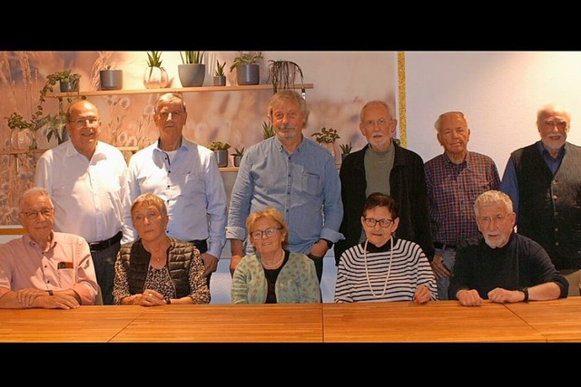 70 Jahre nach ihrer Einschulung haben ...d Huber zum Klassentreffen versammelt.  | Foto: Wilfried Huber