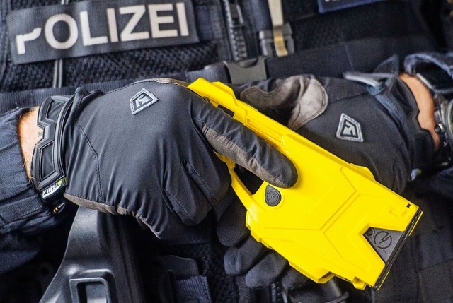 Ein Polizist  hlt einen  Taser.  | Foto: Andreas Arnold (dpa)