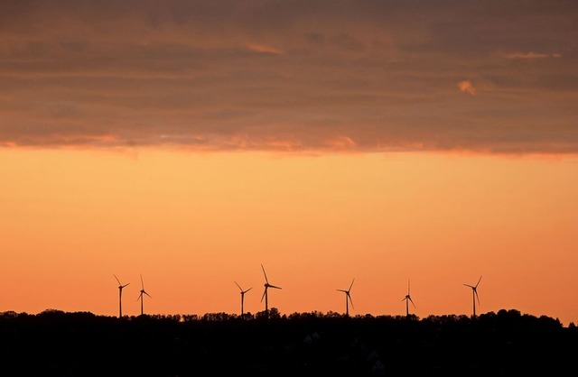 Windrder stehen im Sonnenaufgang unter einer Wolkendecke bei Wrzburg.  | Foto: Karl-Josef Hildenbrand (dpa)