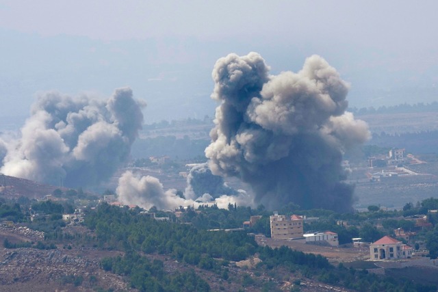 Parallel zum Einmarsch im Libanon grei... Ziele im Nachbarland aus der Luft an.  | Foto: Hussein Malla/AP/dpa