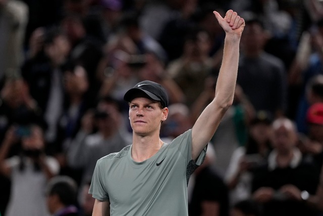 Tennisstar Jannik Sinner bejubelt den ...sieg von Shanghai gegen Novak Djokovic  | Foto: Andy Wong/AP/dpa