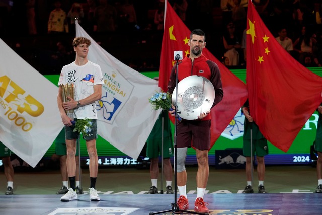 Novak Djokovic (r) blieb nur die Gratulation an Jannik Sinner.  | Foto: Andy Wong/AP/dpa