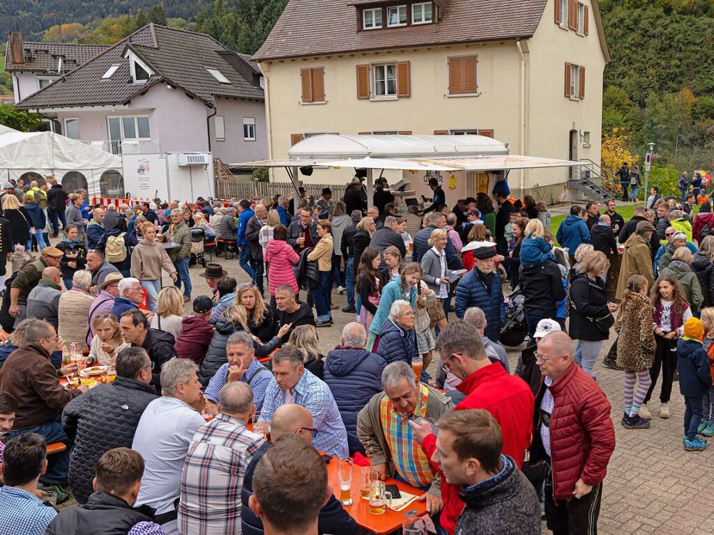 Die Tiere der Erlenbacher Weidegenossenschaft sind wieder im Tal. Das wurde in Oberried beim Almabtrieb mit einem groen Fest gefeiert.