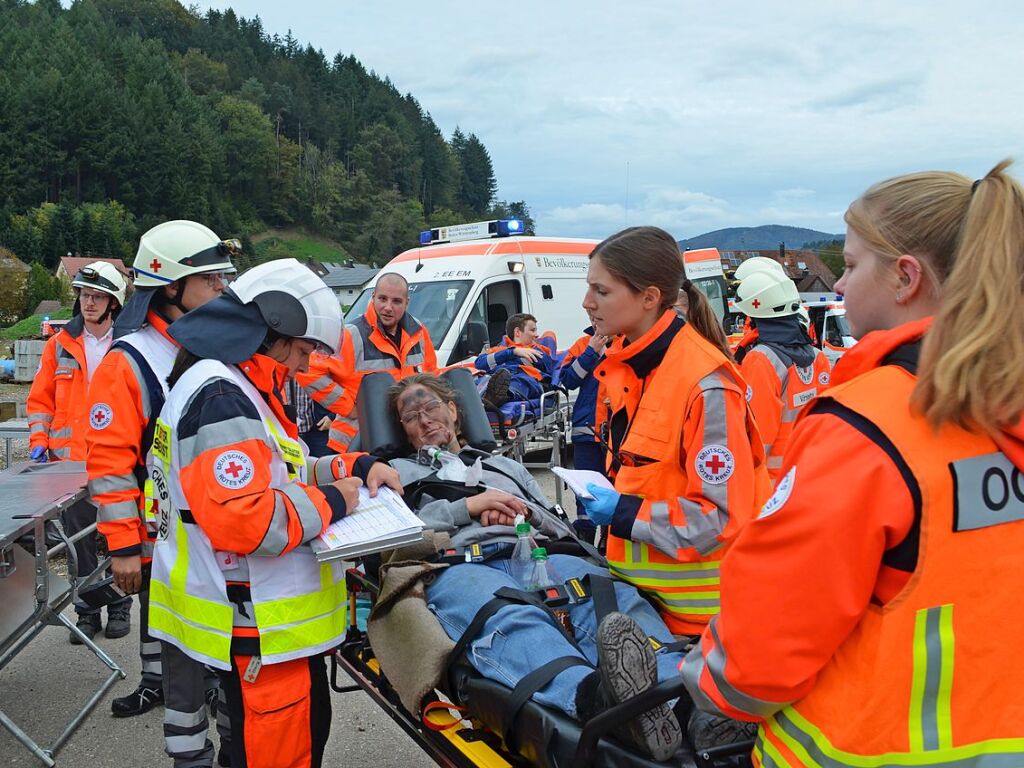 Hintereinander wurden die Verletzten zur Patientenablage gebracht, wo sie registriert, untersucht und erstversorgt wurden.