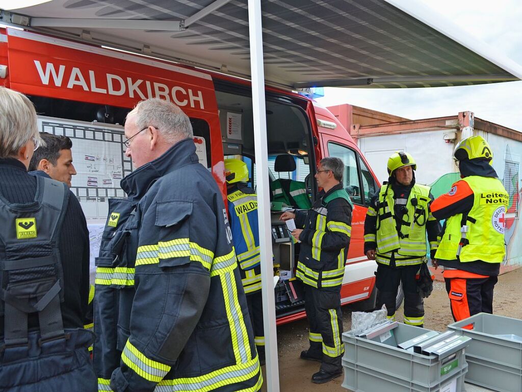 Die Einsatzleitung um Feuerwehrkommandant Bernd Schmitt (2.v.r.) hatte sich mit ihrem Fahrzeug vor dem Tunnelbetriebsgebude platziert.