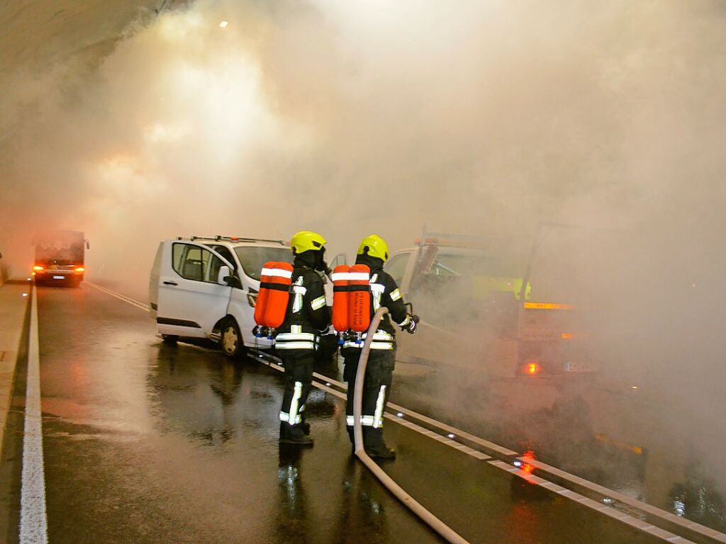 Realistisch simuliert: die Nebelmaschine sorgte fr so viel Rauch, dass um die Unfallfahrzeuge schwierige Sichtverhltnisse herrschten. Im Hintergrund der ins Geschehen einbezogene Bus.