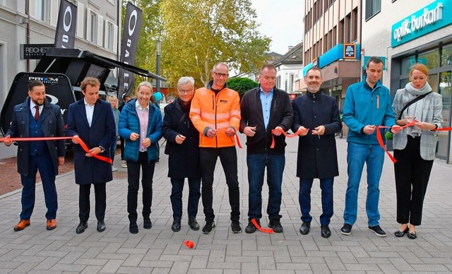 Ein Band, viele Scheren: Vertreter der...hen die neu gestaltete Turmstrae ein.  | Foto: Barbara Ruda