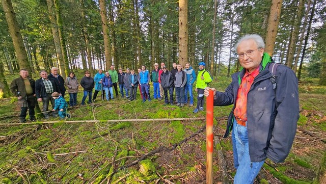 Brgermeister Peter Palme am ersten &#...;  geplanten Standort fr ein Windrad.  | Foto: Gerald Nill