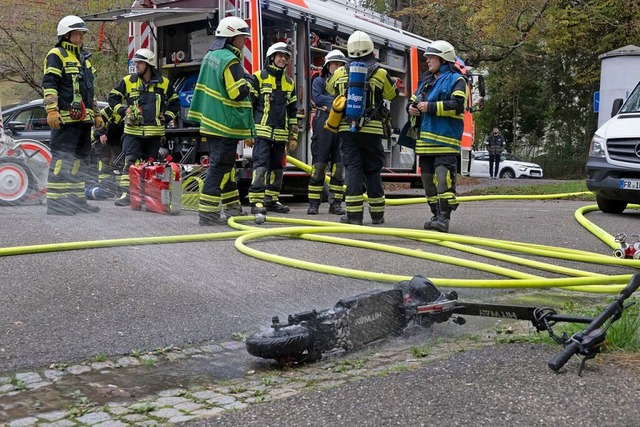 Die Feuerwehr brachte den abgelschten E-Scooter ins Freie.  | Foto: Volker Mnch