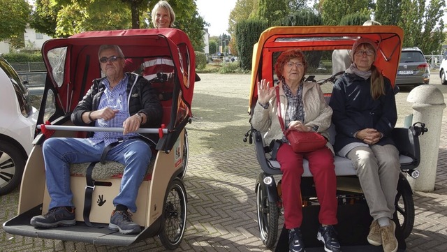 Die Senioren sind bereit fr die Tour mit den Rikschas.   | Foto: Gudrun Gehr