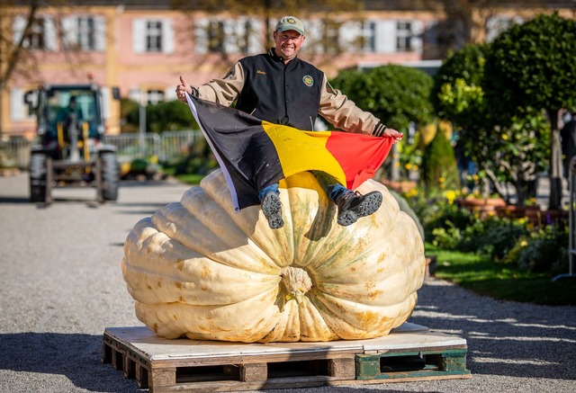 Der Belgier Mario van Geel gewann bei ...ameisterschaften im K&uuml;rbiswiegen.  | Foto: Christoph Schmidt/dpa