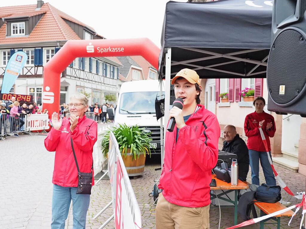 Der 16-jhrige Mika Romer macht die Modeeration, links von ihm die Vorsitzende Heidi Lehmann.