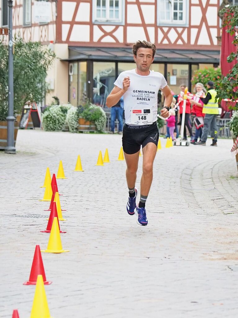 Lehrer Andr Becher von St. Landolin luft zum Sieg im Fitnessrennen.