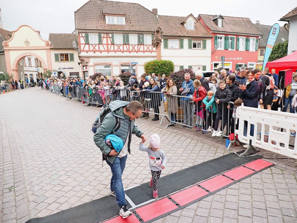 die Kleinsten der Bambini kommen mit Hilfe zum Ziel.