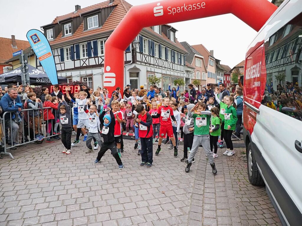 Bambini: Strecken und Dehnen vor dem Start.