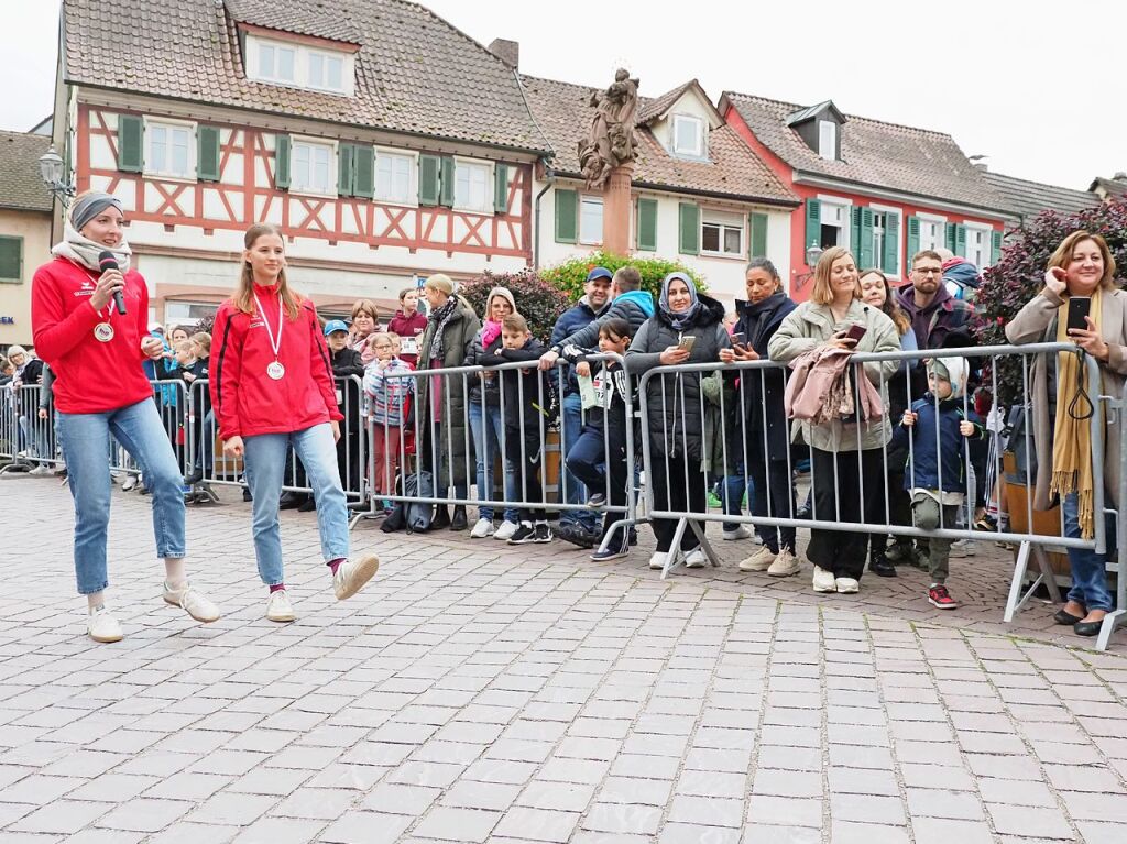 Bambini: Strecken und Dehnen vor dem Start. Paula Schneider (r.) und Lea Metzger vom LVE machen es vor.