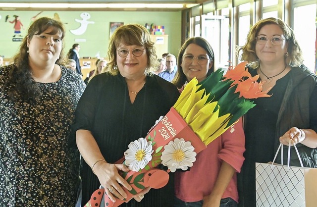 Eine Schultte fr die neue Rektorin (... (Elternbeirat) und  Sabrina Kleitsch   | Foto: Endrik Baublies