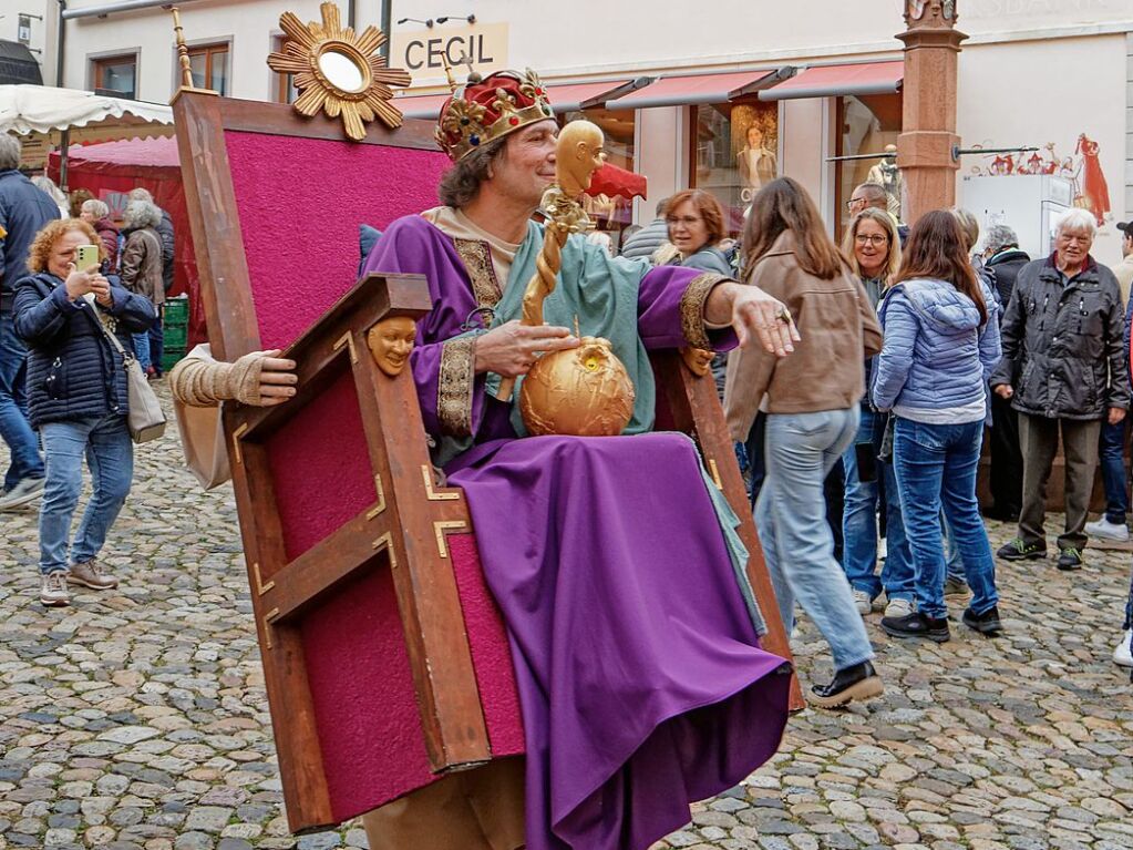 Premiere des Kaiserstuhl-Markts in Endingen: Der Kaiser geniet auf seinem Thron das bunte Treiben …