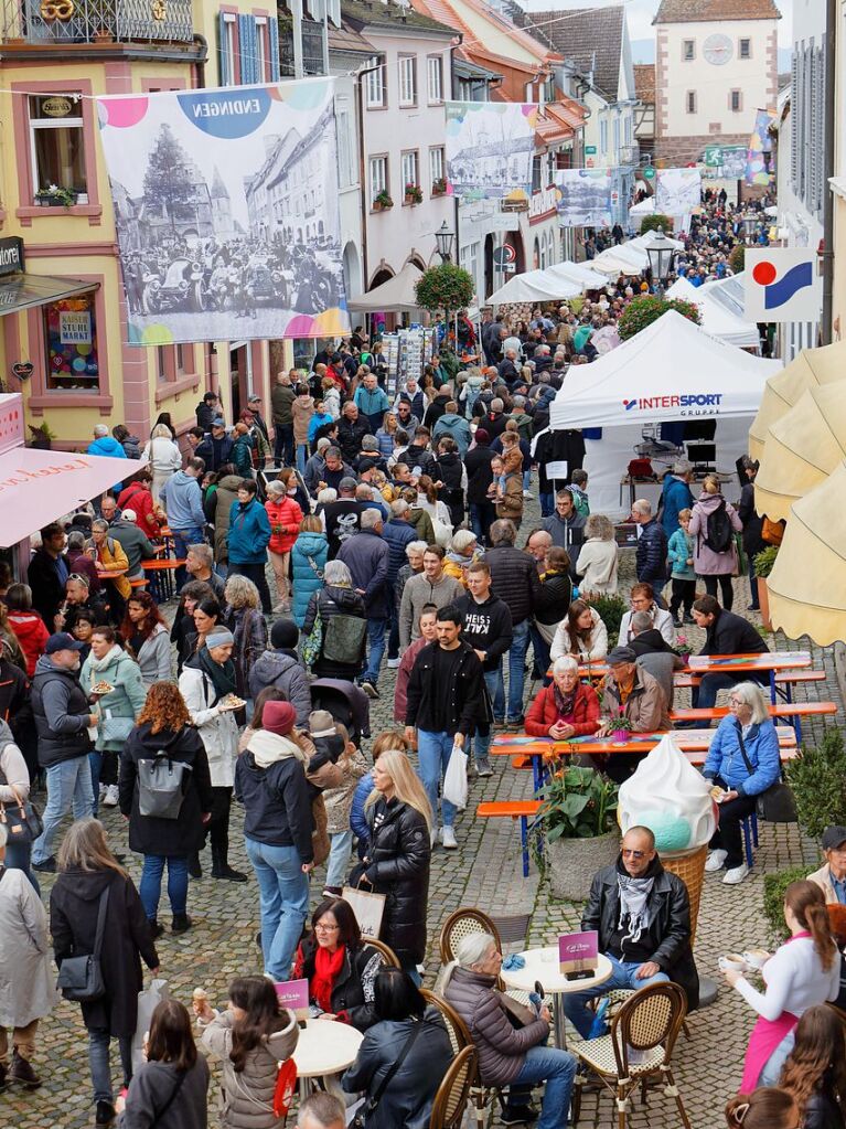 Premiere des Kaiserstuhl-Markts in Endingen: Groer Andrang in der Innenstadt