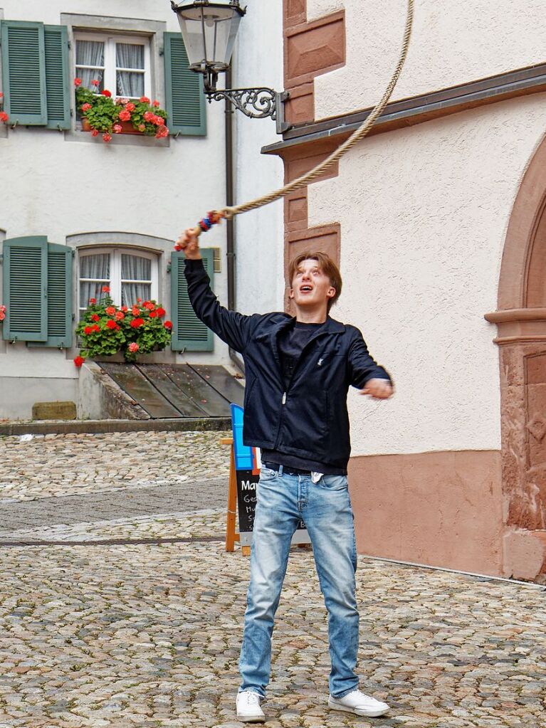 Auftritt mit Knalleffekt bei der Premiere des Kaiserstuhl-Markts in Endingen