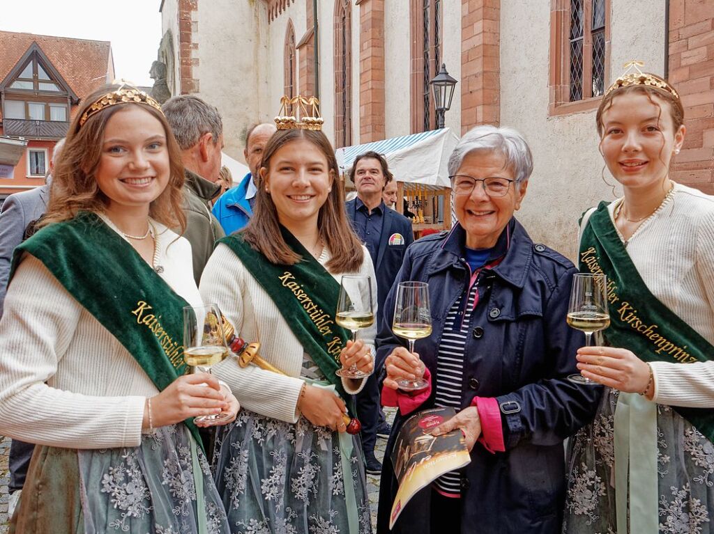 Die Kaisersthler Kirschenhoheiten aus Knigschaffhausen gemeinsam mit Gerdi Staiblin bei der Erffnung des Kaiserstuhl-Markts in Endingen