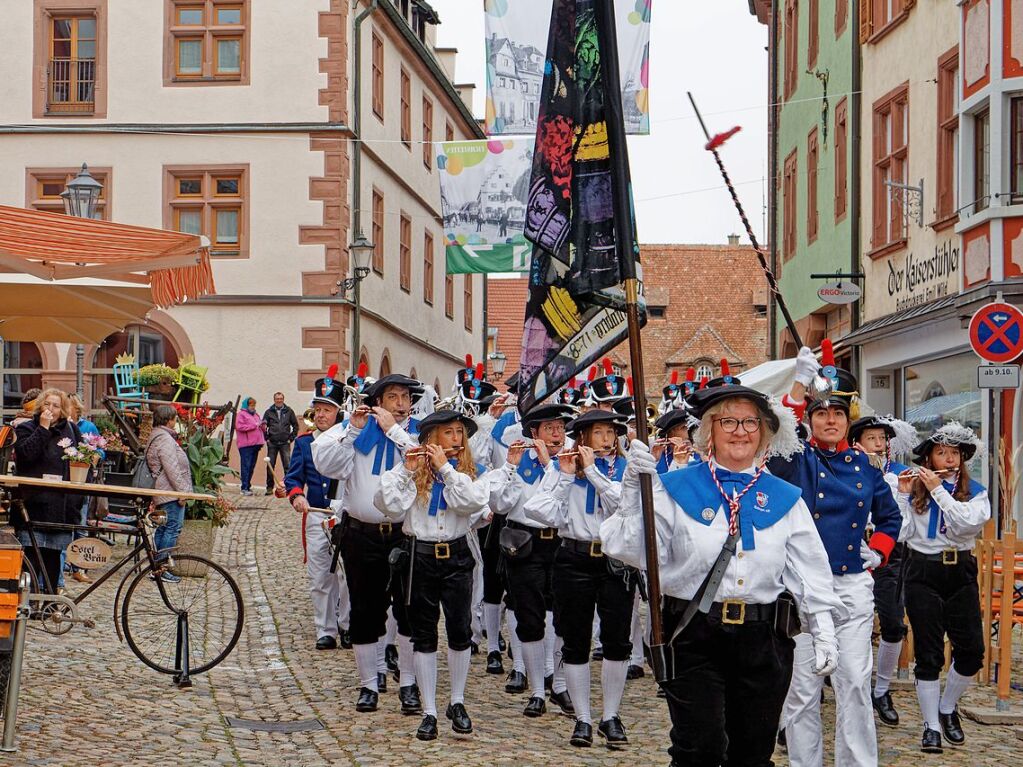 Der Brgerwehr-Spielmannszug Endingen bei der Erffnung des Kaiserstuhl-Markts in Endingen