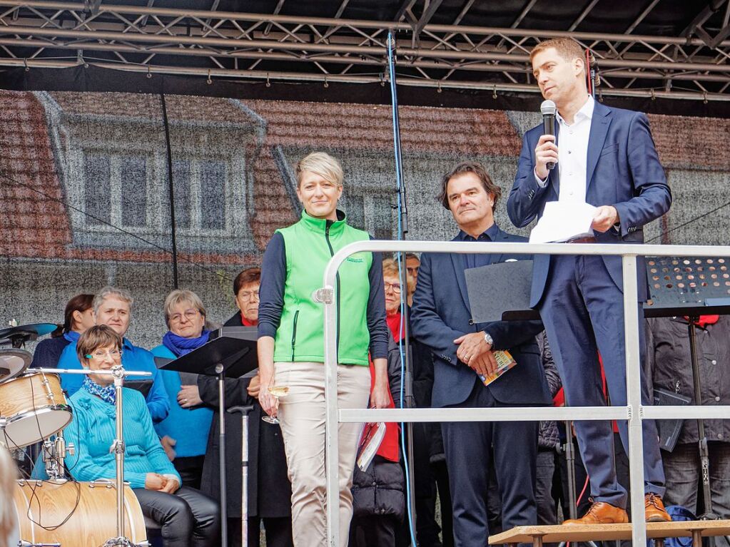 Ulrike Wei, Ingo Fuchs und Brgermeister Tobias Metz freuen sich ber die Premiere des Kaiserstuhl-Markts in Endingen