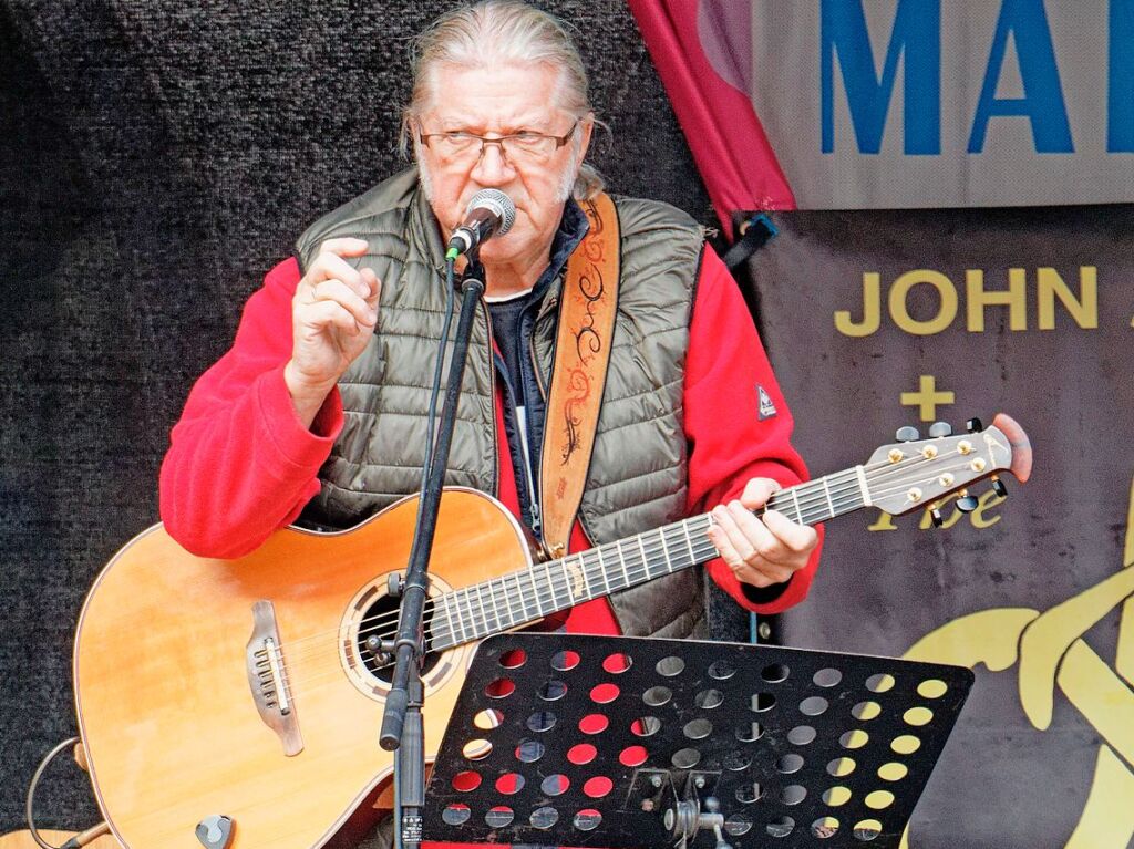 Premiere des Kaiserstuhl-Markts in Endingen: John Amann, eine regionale Musiklegende, auf der Bhne