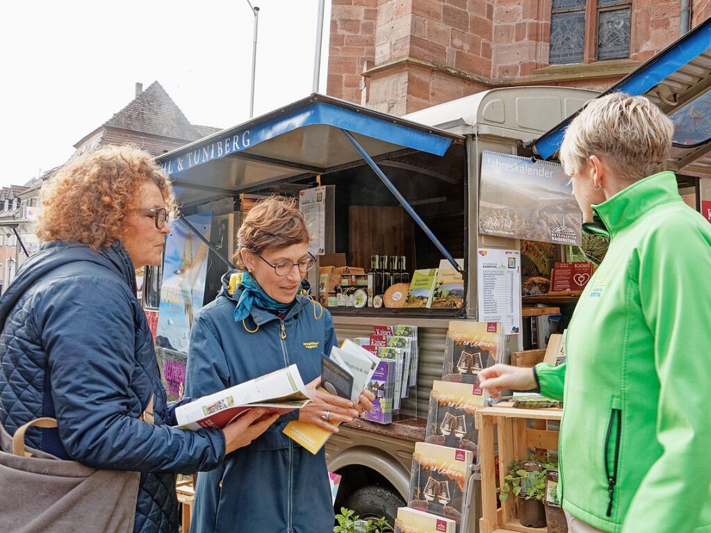 Premiere des Kaiserstuhl-Markts in Endingen: Informationsangebot am Stand der Naturgarten Kaiserstuhl GmbH