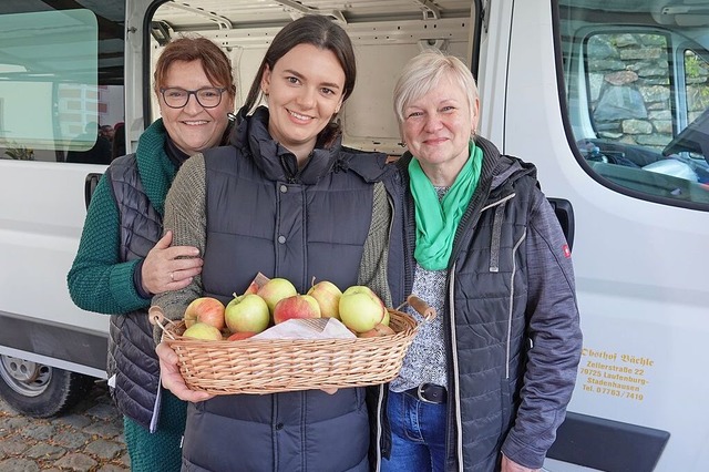 Am Sonntag stand auf deutscher Seite n...t dem Obsthof Bchle aus Stadenhausen.  | Foto: Peter Schtz