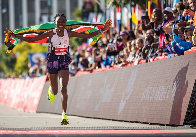 Siegerin Ruth Chepngetich.  | Foto: Tess Crowley/Chicago Tribune/AP/dpa