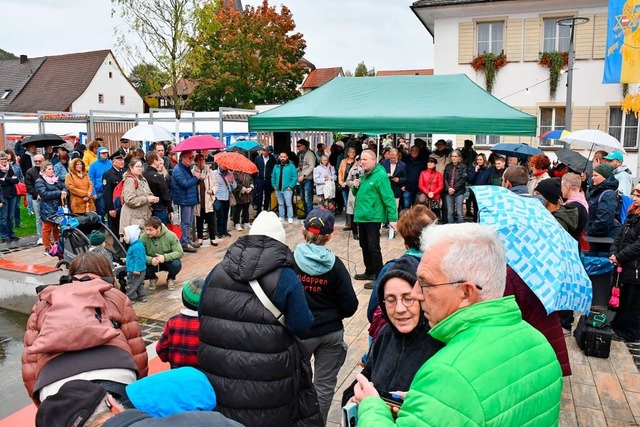 Bei der Einweihung des sanierten Ratha... vor Ort und trotzten dem Regenwetter.  | Foto: Heinz und Monika Vollmar