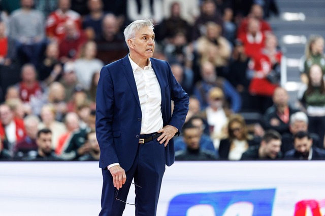 Bayerns Basketballer mit Coach Gordon Herbert gewinnen im BBL-Pokal in Bonn.  | Foto: Matthias Balk/dpa