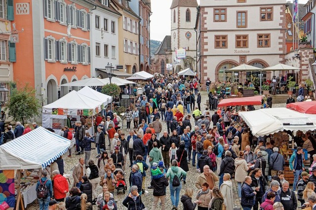 Premiere des Kaiserstuhl-Markts: Groe...r historischen Altstadt von  Endingen.  | Foto: Ruth Seitz