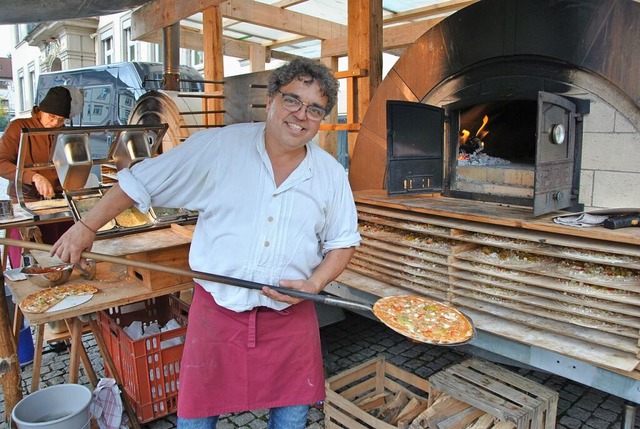 Die Flammkuchen aus dem Holzofen von Christof Walk waren sehr gefragt.  | Foto: Ralph Fautz