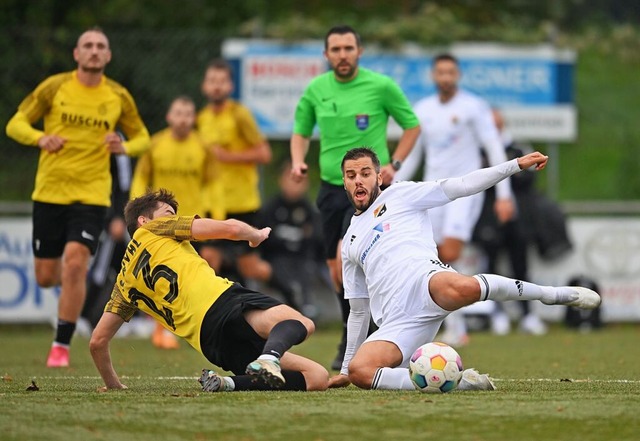 Der Wyhler Andreas Fischbach (links) g...des SV 08 Laufenburg, ins  Bodenduell.  | Foto: Achim Keller